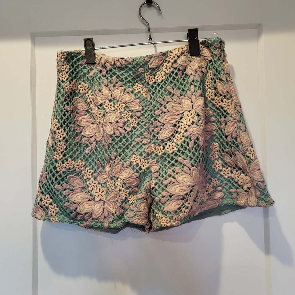 NWT Boho Coquette Entro Floral Embroidered Lace Overlay Shorts Size L
